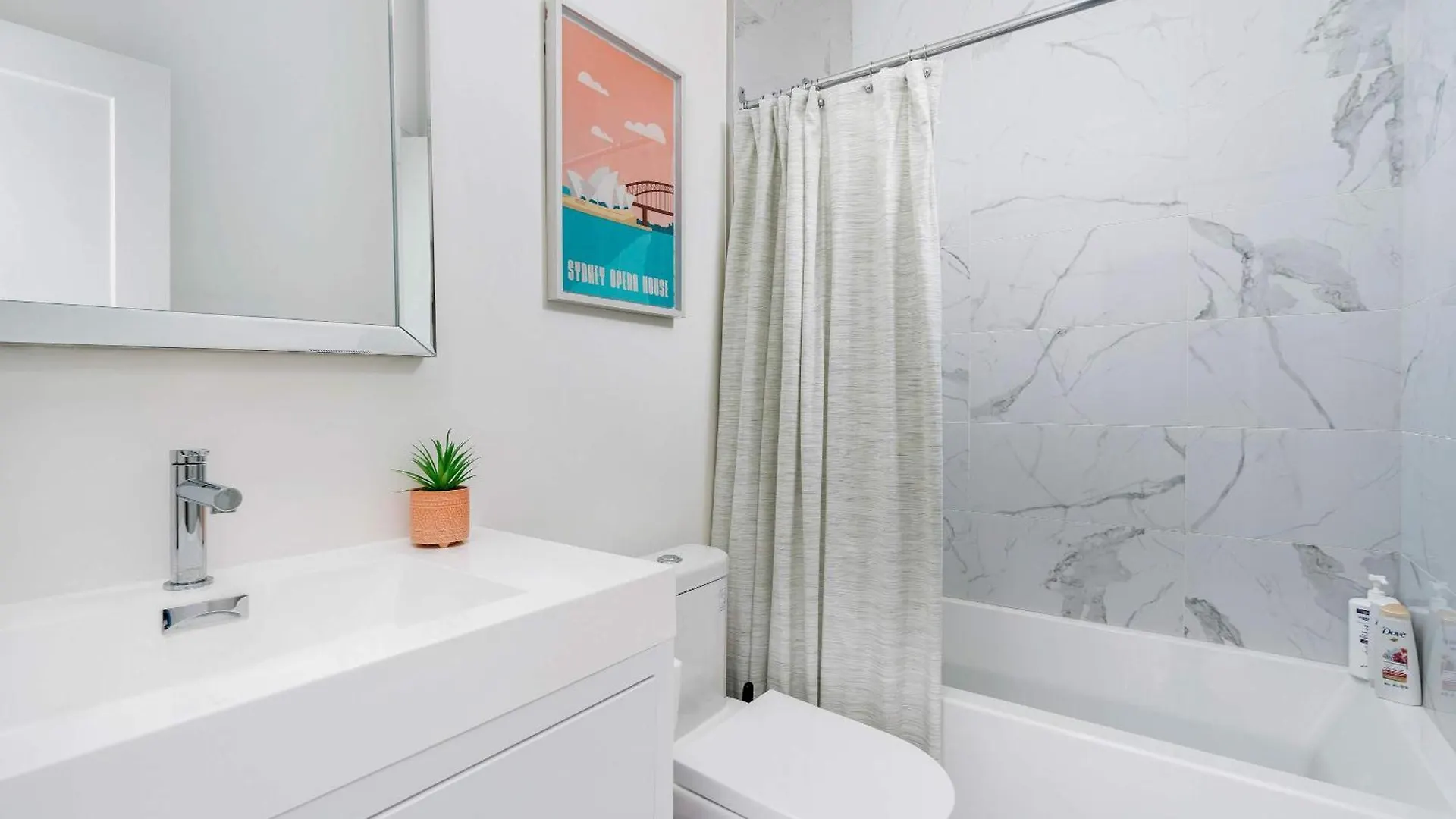 Luxury 2-Bedroom Oasis At College & Bathurst Toronto