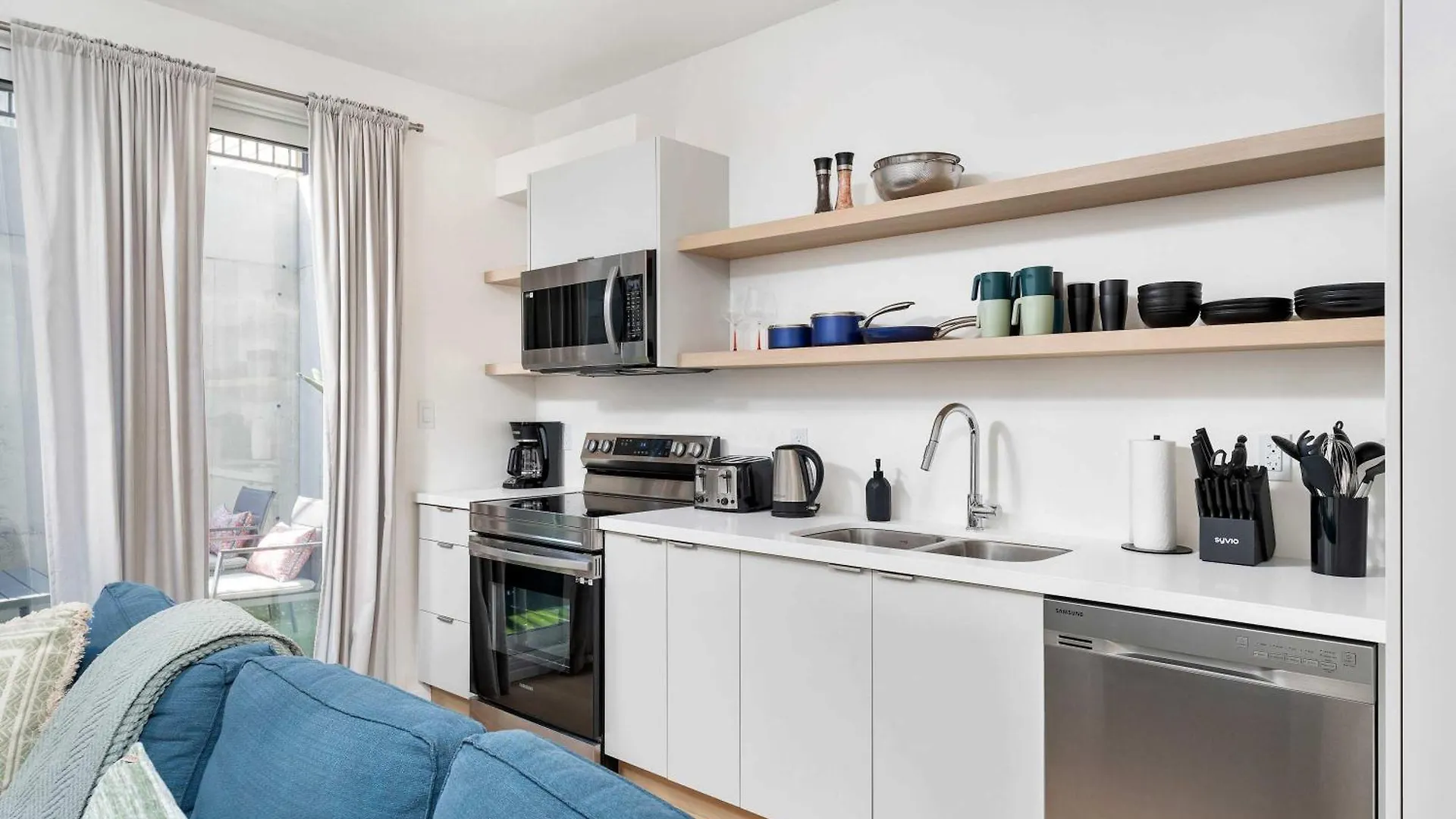 Luxury 2-Bedroom Oasis At College & Bathurst Toronto