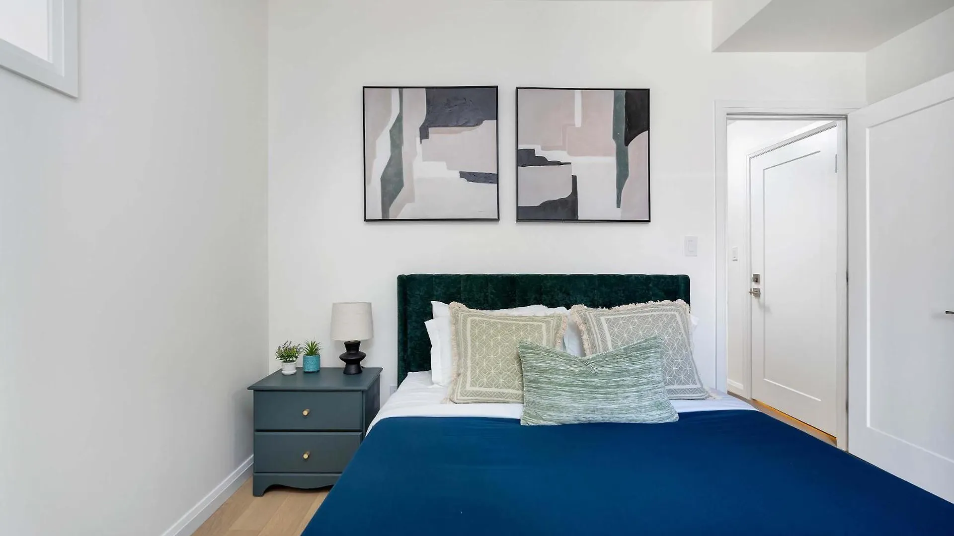 Luxury 2-Bedroom Oasis At College & Bathurst Toronto Holiday home